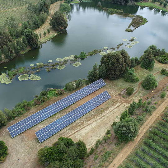 Proyecto fotovoltaico estructura inclinada sobre suelo SJB Gorbea Estanque